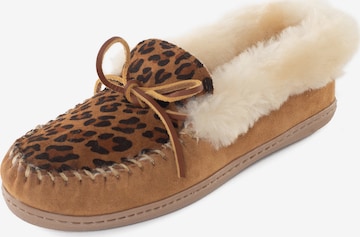 Pantoufle Minnetonka en marron : devant