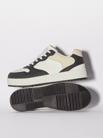 Bershka Sneakers low i svart