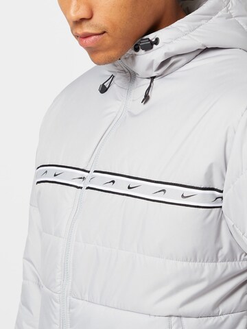 Veste mi-saison 'REPEAT' Nike Sportswear en gris