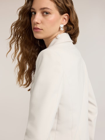 MOTIVI Blazer in White