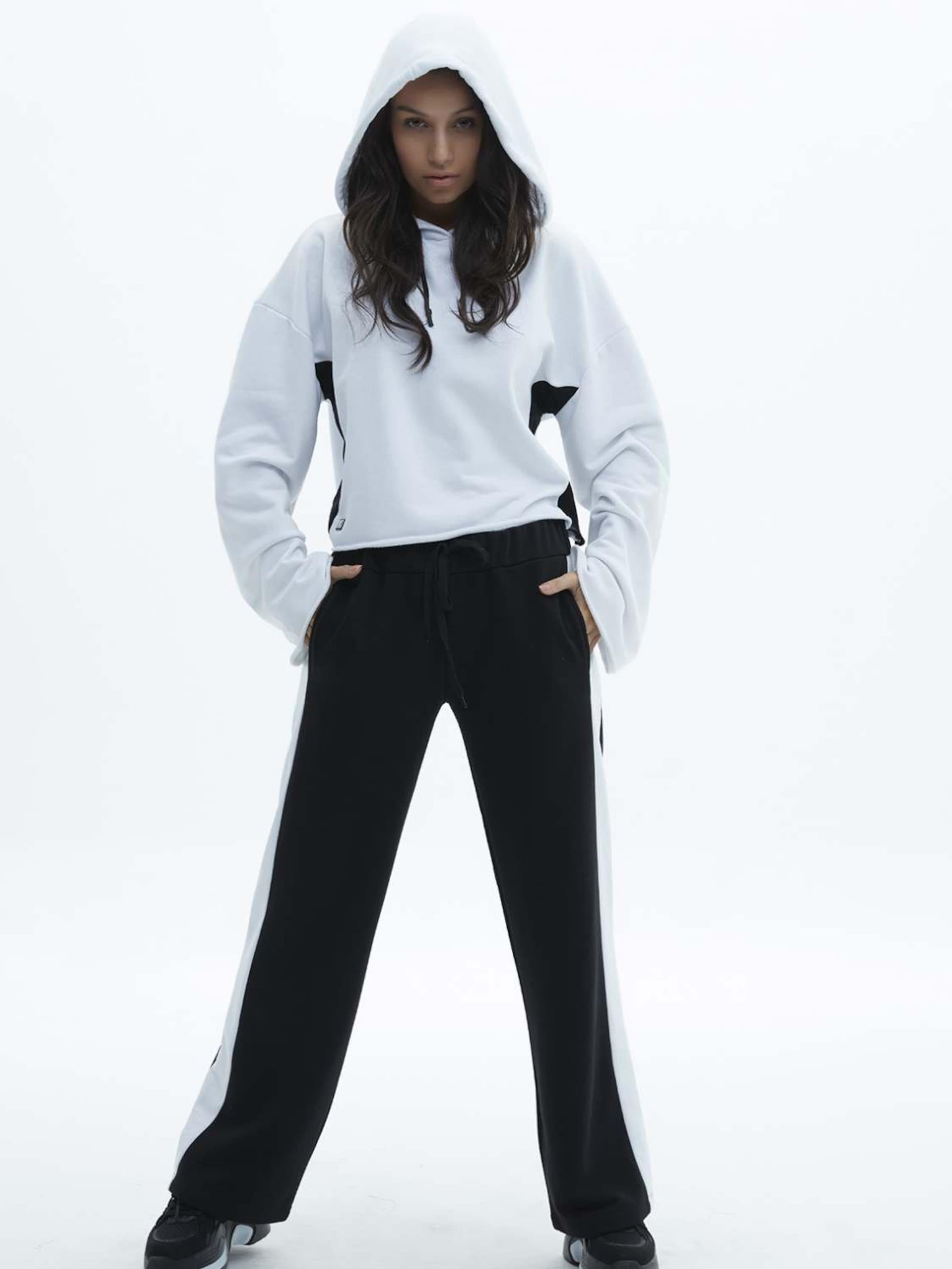 SCR. Sweatshirt in White: front