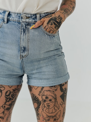 ABOUT YOU x Sharlota Regular Shorts 'Jasmin' in Blau