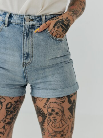 ABOUT YOU x Sharlota Regular Shorts 'Jasmin' in Blau