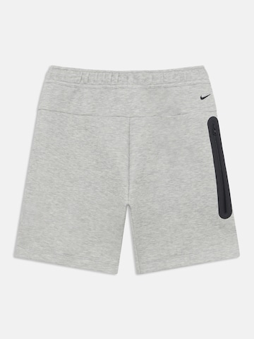 Nike Sportswear - regular Pantalón 'TCH FLC' en gris