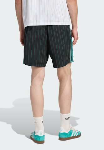 ADIDAS ORIGINALS - Loosefit Pantalón deportivo 'FC Liverpool Terrace Icons' en negro