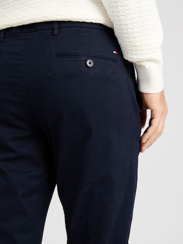 mėlyna TOMMY HILFIGER Standartinis „Chino“ stiliaus kelnės 'CHELSEA ESSENTIAL'