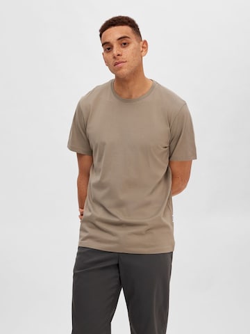 T-Shirt 'Aspen' SELECTED HOMME en marron : devant