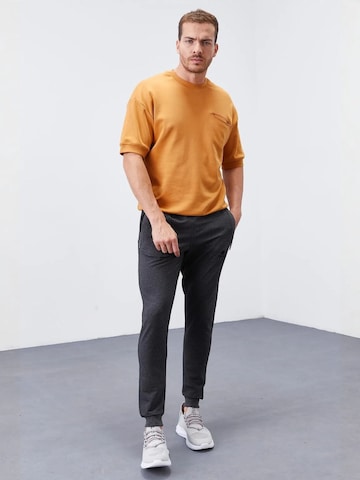 Tommy Life - Skinny Calças de desporto 'Jogginghose' em cinzento