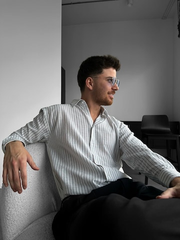 Kleidermafia Comfort Fit Skjorta i vit