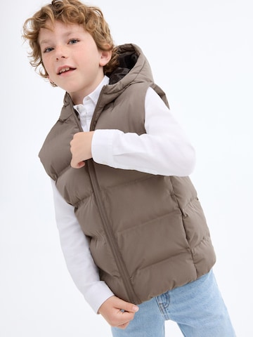 Vestă de la MANGO KIDS pe maro: față
