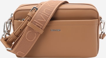 Calvin Klein Umhängetasche 'MUST' in Braun: Vorderseite