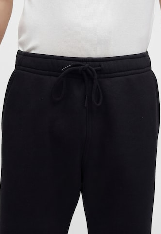 Abercrombie & Fitch Szabványos Nadrág 'JUN2 ESSENTIAL' - fekete