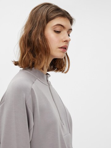 Sweat-shirt 'Vigga' PIECES en gris