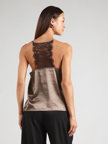 Top 'JAHARA' de la PIECES pe maro