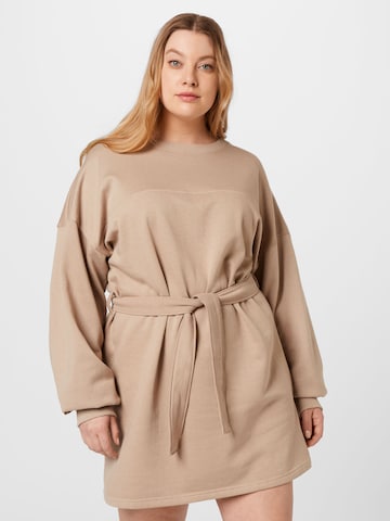 In The Style Curve Dress 'STACEY' in Brown: front