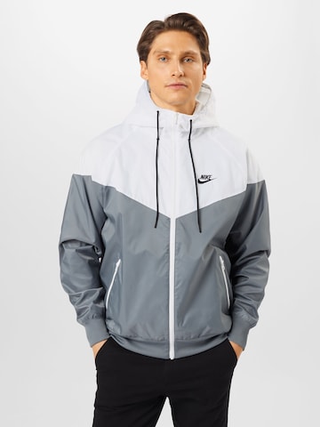 Nike Sportswear Övergångsjacka 'Heritage Essentials' i grå: framsida