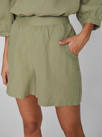 VILA Regular Trousers 'VIJILLO' in Green: front
