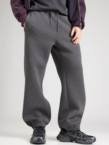 WEEKDAY Tapered Broek 'Simon' in Grijs: voorkant