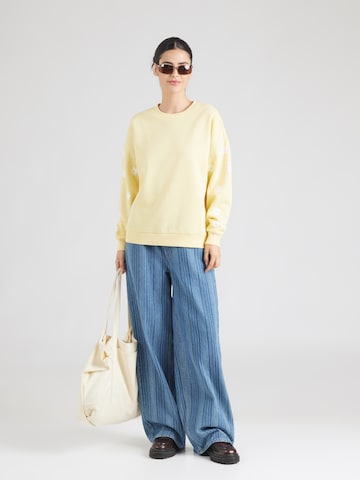 PIECES - Sudadera 'PCKALINKA' en amarillo