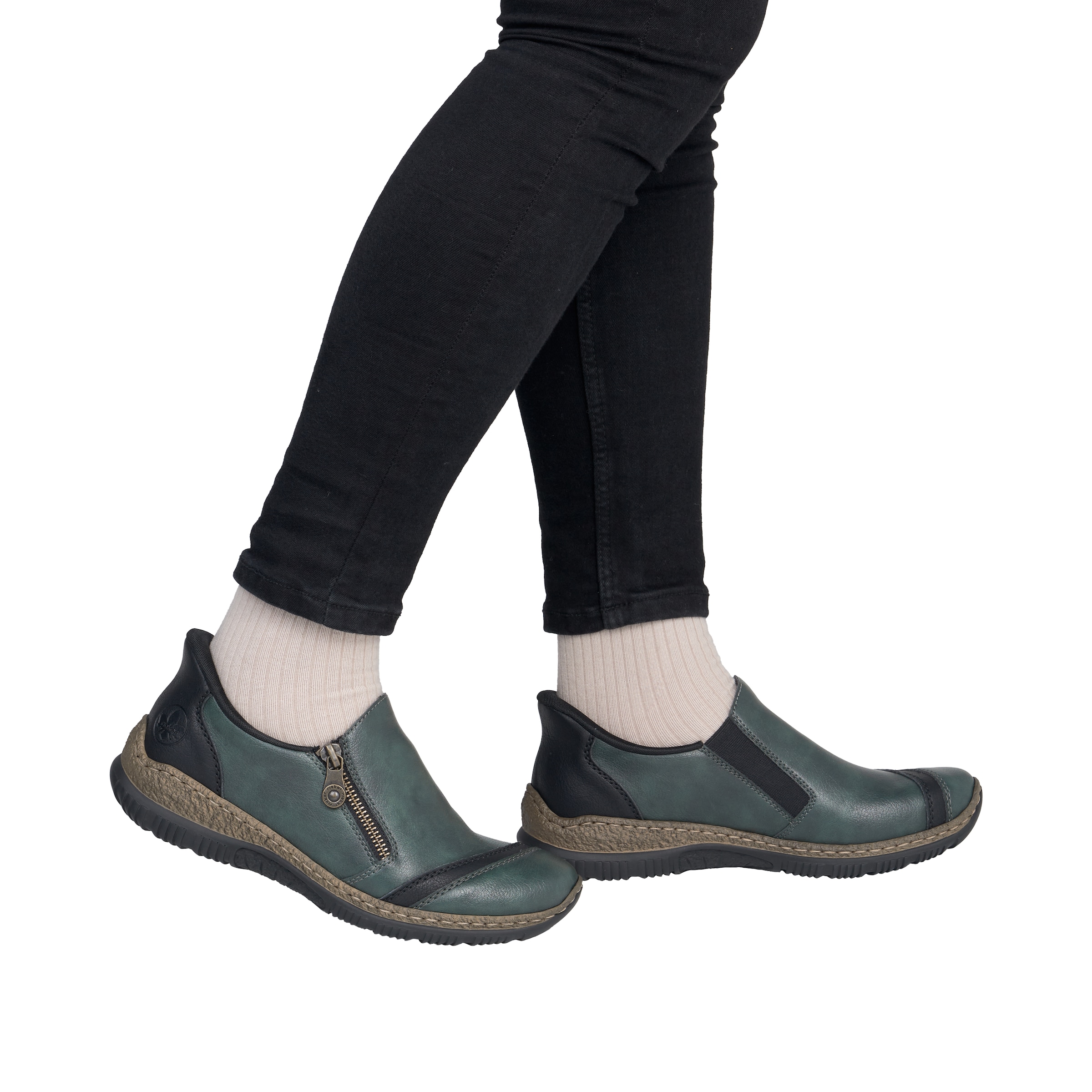 Chaussure basse Rieker en vert : devant