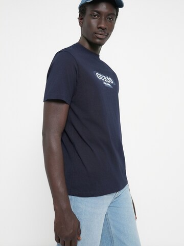 GUESS Bluser & t-shirts i blå