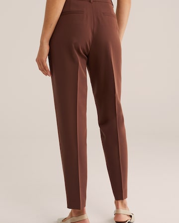 WE Fashion - Tapered Calças com vincos em castanho