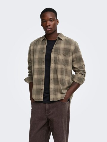 Coupe regular Chemise Only & Sons en marron : devant
