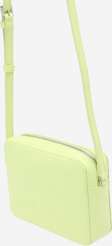 Calvin Klein - Mala de ombro em verde: frente