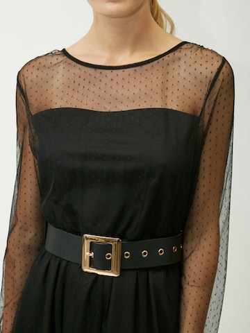 Influencer - Vestido 'Belted Dress' en negro