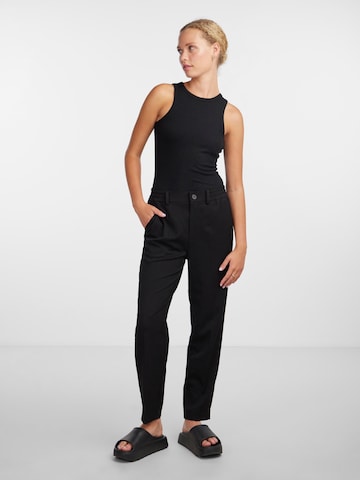 Loosefit Pantalon à plis 'Camil' PIECES en noir