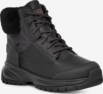 UGG Schnürstiefelette 'Yose' in Schwarz