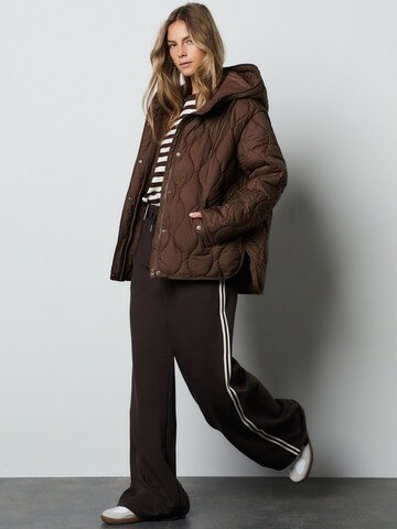 Next Välikausitakki värissä ruskea