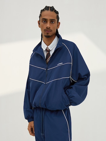 Bershka Prehodna jakna | modra barva