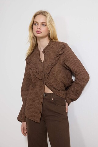 Trendyol Blouse in Brown: front
