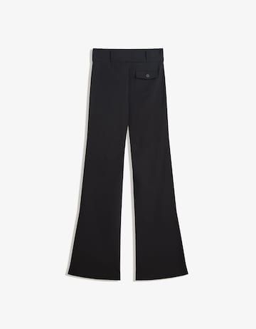 Bershka Levenevä Housut värissä musta