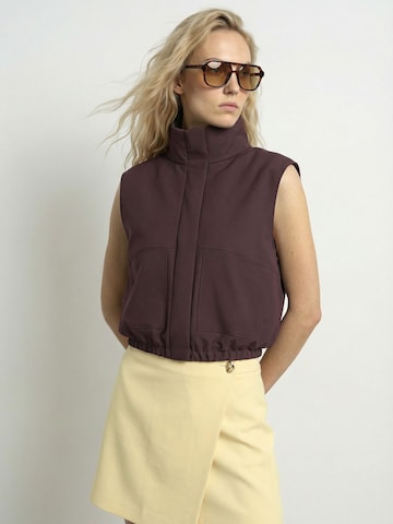 HYPEDROP Vest i brun: forside