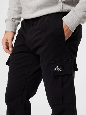 Calvin Klein Jeans Tapered Hose in Schwarz