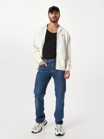 Hanorac de la Abercrombie & Fitch pe alb