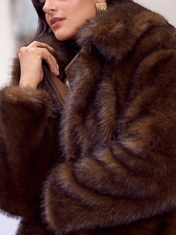 Friends Like These Mantel in Braun