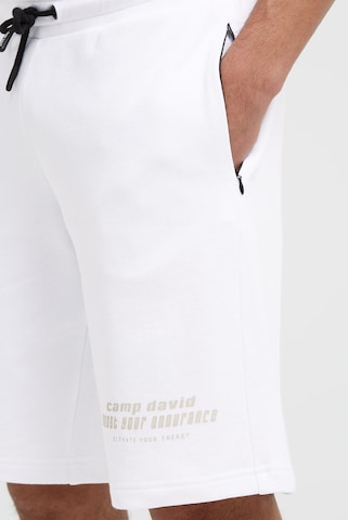 CAMP DAVID Regular Sweatshorts mit Label Print in Weiß