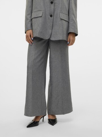SOMETHINGNEW Wide leg Trousers with creases in Grey: front