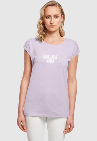 Merchcode T-Shirt 'Rebellious Minds' in Lila: predná strana