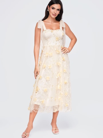 Rochie de seară de la Ombre pe bej