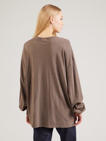 WEEKDAY - Camiseta talla grande 'Lindy' en marrón