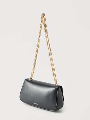 Calvin Klein Olkalaukku värissä musta