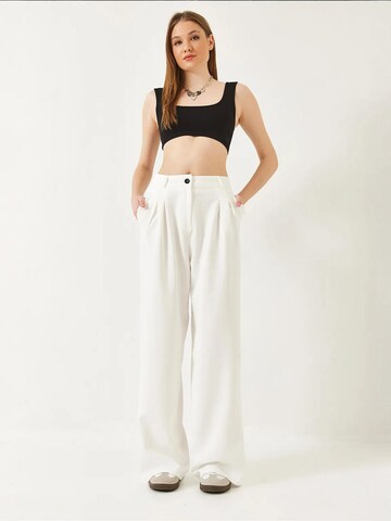 Bianco Lucci Wide leg Pleat-Front Pants in White