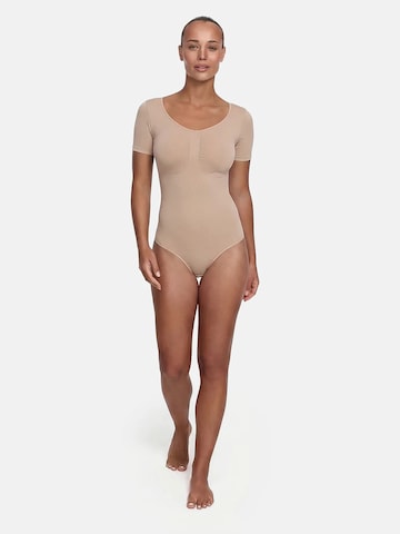 cfab (formerly creamy fabrics) - Body moldeador 'T-Shirt Bodysuit Sculpting Shapewear mit String' en beige