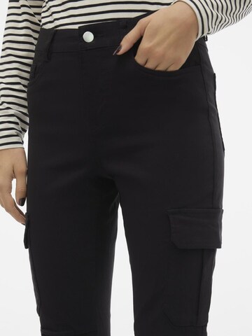 VERO MODA Regular Cargo trousers 'DEBBIE' in Black