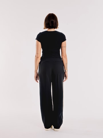 OUT OF ORBIT - regular Pantalón plisado 'Melissa' en negro