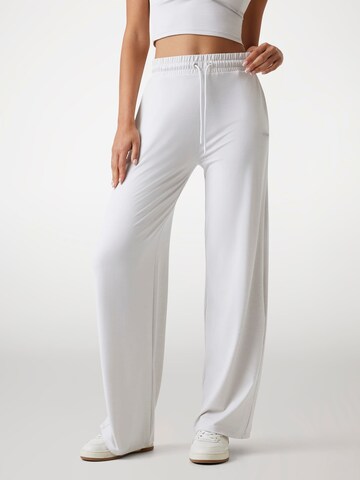 GUESS Slim fit Pants in White: front
